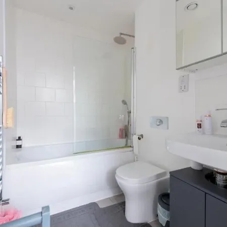Appartement Modern Large 2 Bed Near Station à Londres Extérieur photo