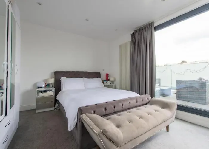 Modern Large 2 Bed Near Station