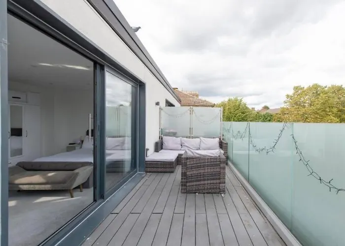Modern Large 2 Bed Near Station