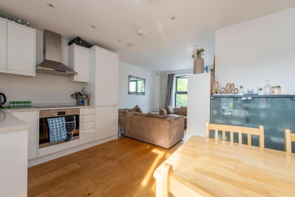 Modern Large 2 Bed Near Station Appartement Londres