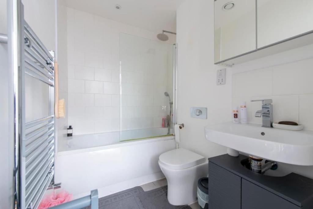 Modern Large 2 Bed Near Station * Londres