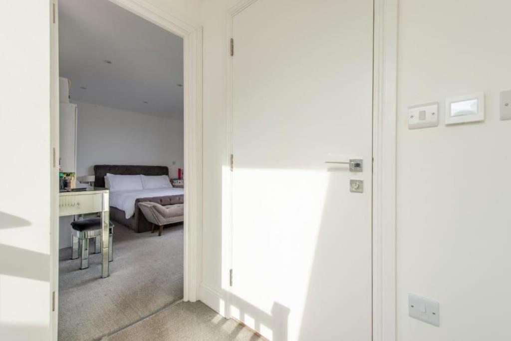 Modern Large 2 Bed Near Station * Londres